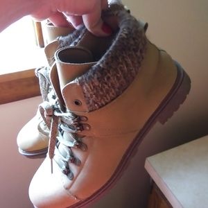 Womes boots very good in the snow grips great